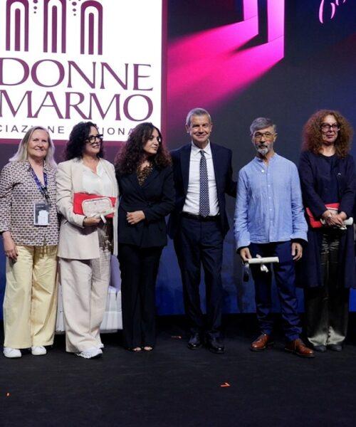 Le Donne del Marmo festeggiano 20 anni e premiano lo scultore Benvenuto Saba