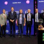 Gruppo di persone con premi a Marmomac 2026, celebrazione mastri della pietra