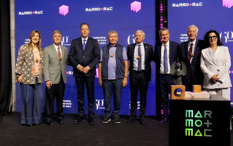 Gruppo di persone con premi a Marmomac 2026, celebrazione mastri della pietra