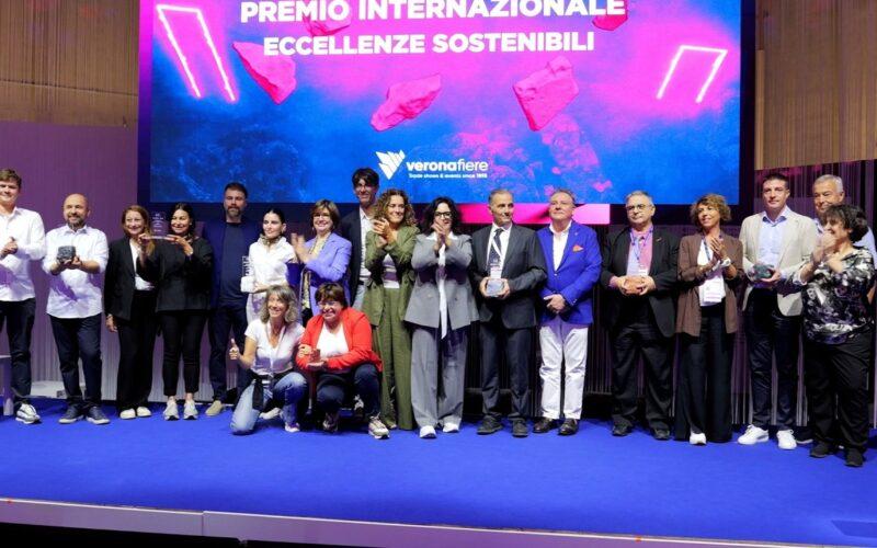 Premio Internazionale Eccellenze Sostenibili a Marmomac: gruppo premiati sul palco